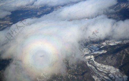火山口之虹色光輪图片