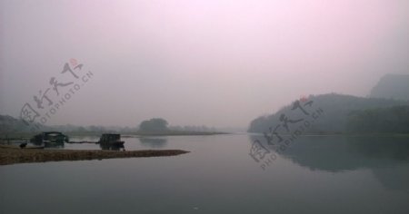 雾中漓江图片