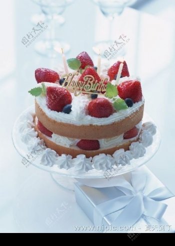 草莓奶油生日蛋糕图片