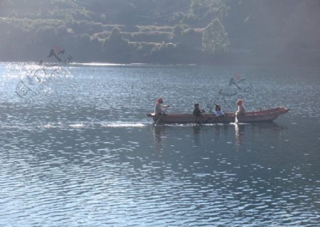 丽江泸沽湖划船图片