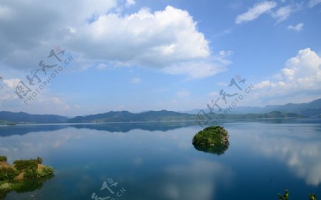 泸沽湖之湖心岛图片