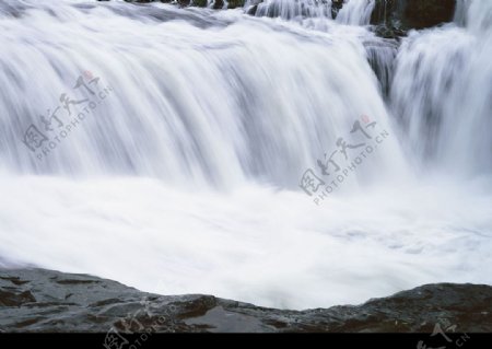 溪水瀑布涌泉流水山泉图片