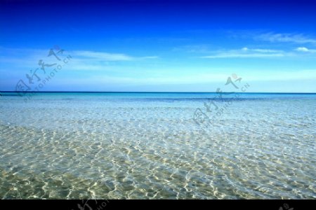 蓝天下的沙滩海天一色图片
