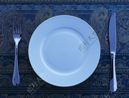 西式餐盘刀叉蓝桌布图片
