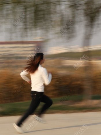奔跑的女生图片