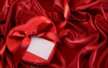 红色丝绸爱心礼盒图片