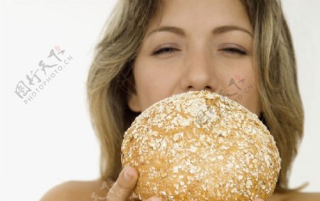 吃面包的美女图片