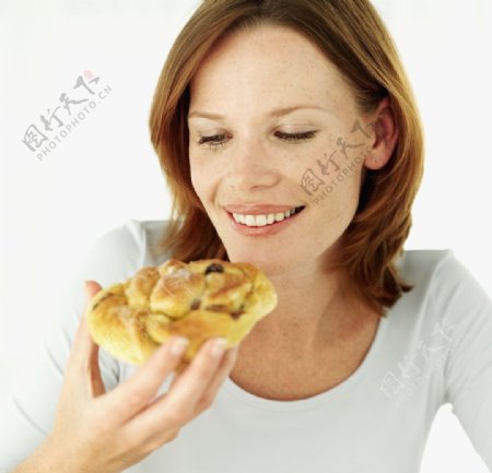 吃早点面包的女人图片
