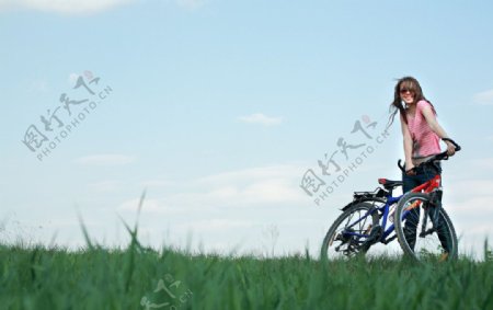 草地单车少女图片