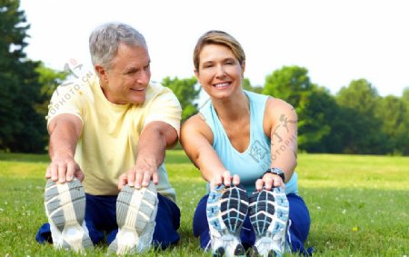 草地上一起锻炼健身的幸福老年伴侣图片