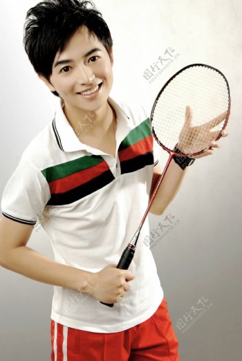 年轻男性羽毛球运动图片
