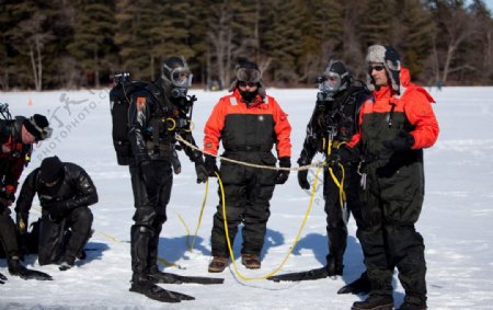潜水员穿戴好潜水装备准备下冰窟探险图片