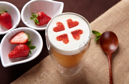 金姜草莓奶盖
