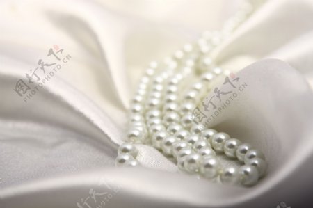 白色丝绸散落珍珠