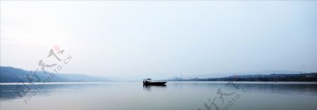 湖面孤舟
