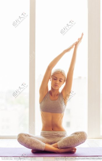 练习瑜伽的女人