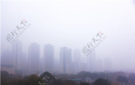 雾霾雨天江边城市公园