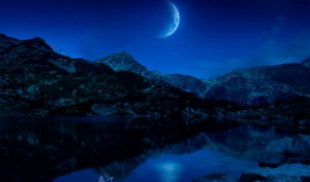 月光下的云南湖面