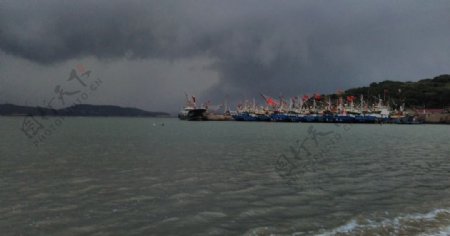 暴雨前的渔港