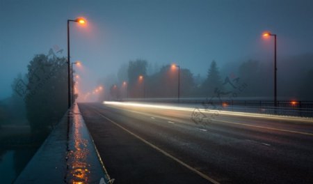 高速路夜景下雨天雾天