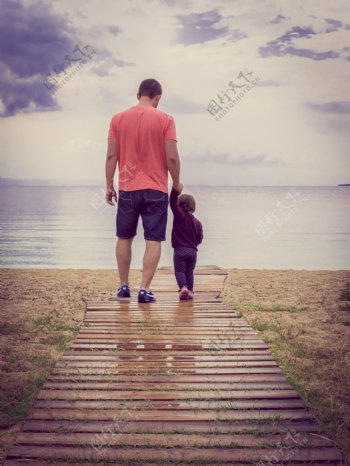 父子漫步海边