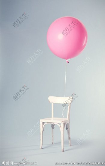 绑着气球的椅子
