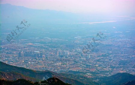 泰山山顶俯视城区