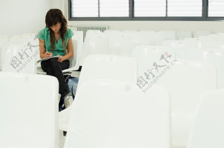 女孩独坐空旷会议室图片