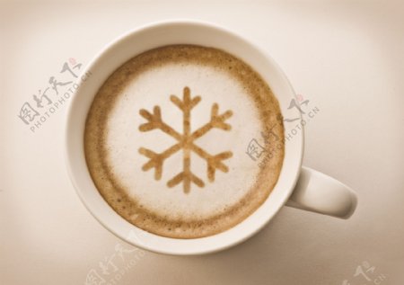 咖啡杯里的雪花图片
