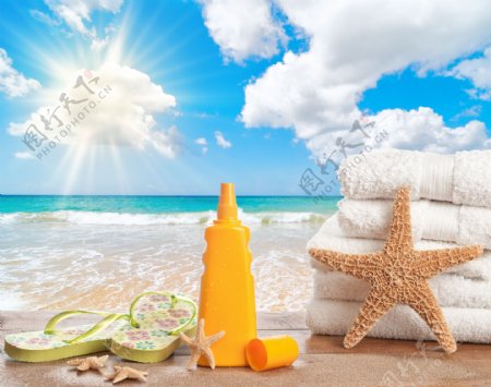 海滩风景与毛巾防晒霜图片