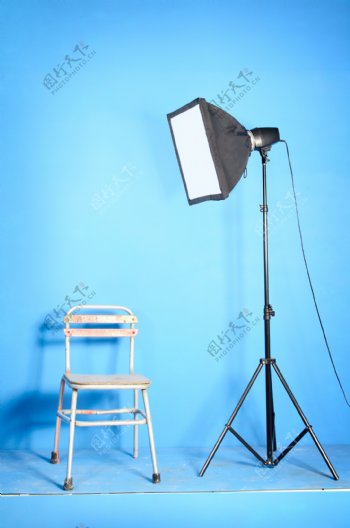 摄影灯与椅子图片