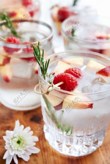冰水里的树莓图片