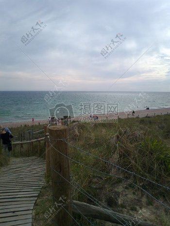 大海日落海滩晚上海边鹅卵石英格兰海边木制栅栏