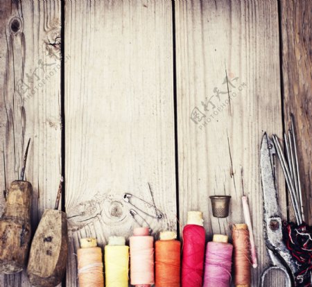 木板上的缝纫工具图片