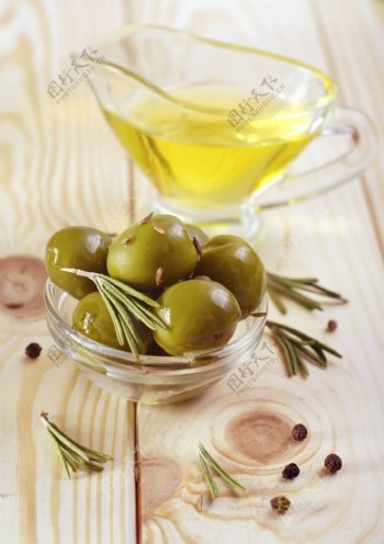 桌子上的橄榄与橄榄油图片