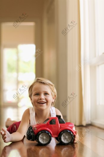 玩玩具车的小男孩图片
