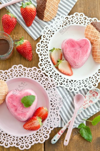 草莓和粉色冰糕图片