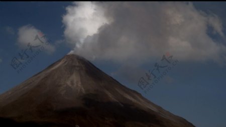 延迟拍摄浓烟滚滚的火山高清视频素材