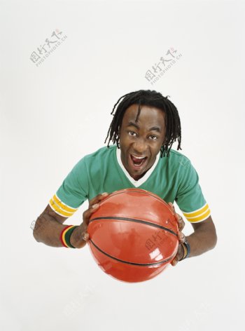 拿篮球的男人图片