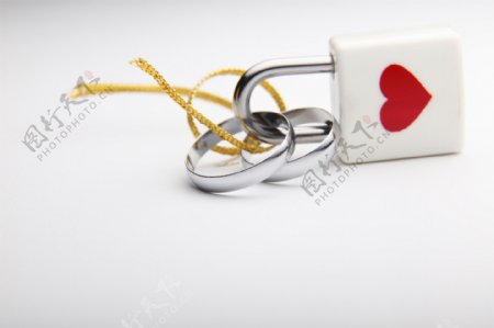 锁在一起的情侣戒指图片