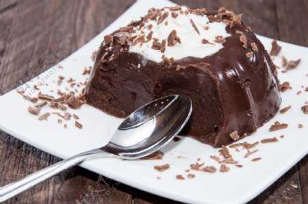 盘子内的巧克力甜点图片