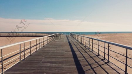 阳光明媚沙滩夏天路径浮桥阶段栏杆
