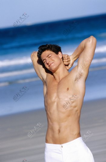 沙滩上的男人图片