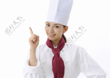 伸出手指的美女厨师图片