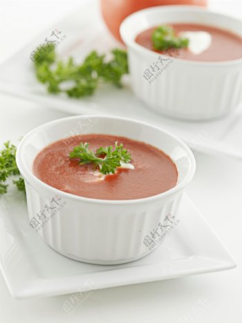 碗里的西红柿汤图片