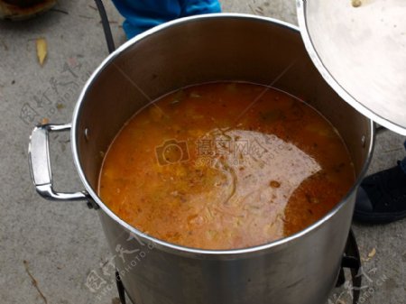 金属锅里的汤汁