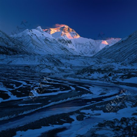 凌晨雪山景观图片