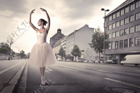 街上跳芭蕾的美女图片