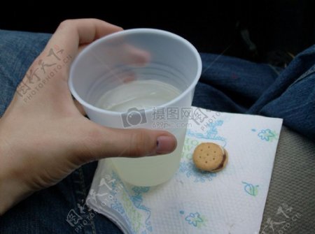 塑料杯里的水和饼干