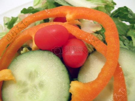 切开的黄瓜蔬菜沙拉